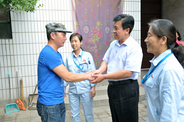 河北新闻网：冰球突破-冰球突破豪华版_mg冰球游戏制药党委开展“七一”走访慰问党员活动