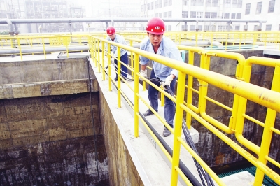 《河北工人报》头版：（冰球突破-冰球突破豪华版_mg冰球游戏制药）聚焦高温岗位上的劳动者 