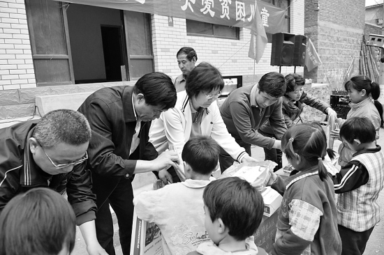 《河北工人报》：mg冰球突破制剂分厂工会为平山梨树坪小学捐文具