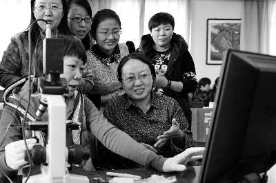 《河北工人报》冰球突破-冰球突破豪华版_mg冰球游戏制药记者节送健康