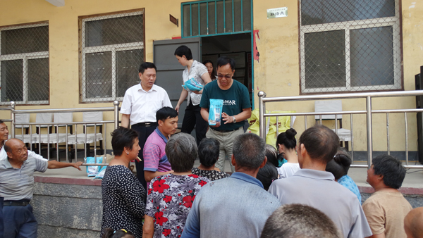 冰球突破-冰球突破豪华版_mg冰球游戏制药为扶贫村送养殖技术服务<br />