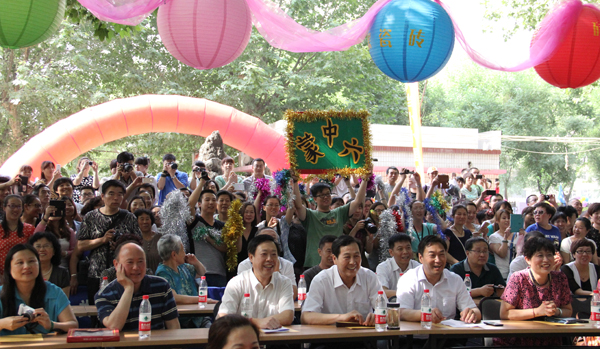 mg冰球突破幼儿园举办辉煌五十年庆“六一”联欢会