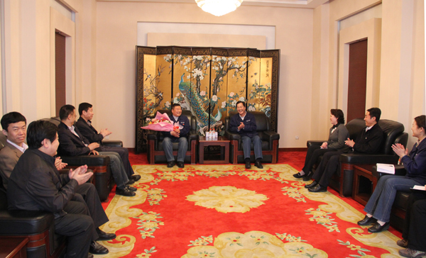 mg冰球突破领导欢送“最美职工”齐名赴京领奖<br />