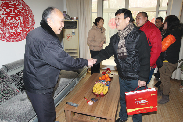 民警执勤晕倒 mg冰球突破人热心救助