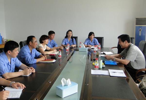 公司领导走基层：要靠自己 走一条转型升级新路