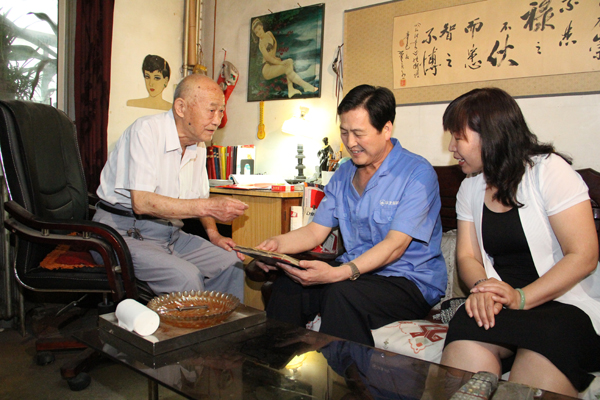 冰球突破-冰球突破豪华版_mg冰球游戏制药党委开展“七一”走访慰问活动