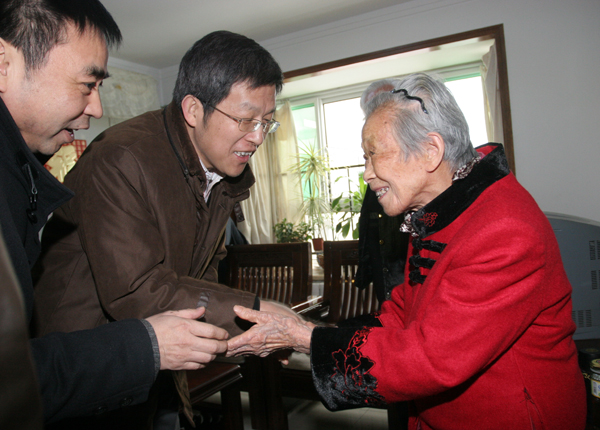 河北省政府副秘书长李璞到mg冰球突破慰问老红军陈发云