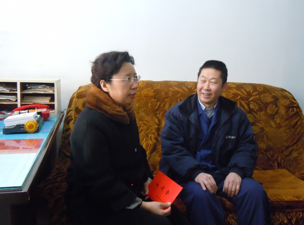 省市总工会领导到mg冰球突破慰问劳模