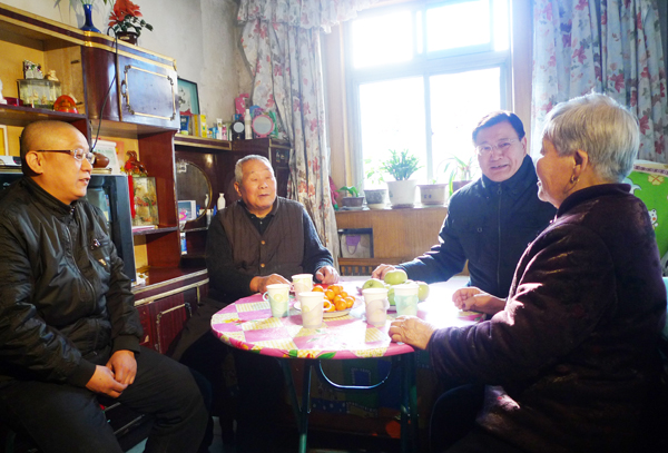 石家庄市总工会领导慰问mg冰球突破特困职工