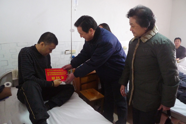 全国总工会一行慰问mg冰球突破困难职工