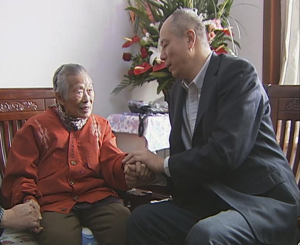 省国资委领导到mg冰球突破慰问老红军