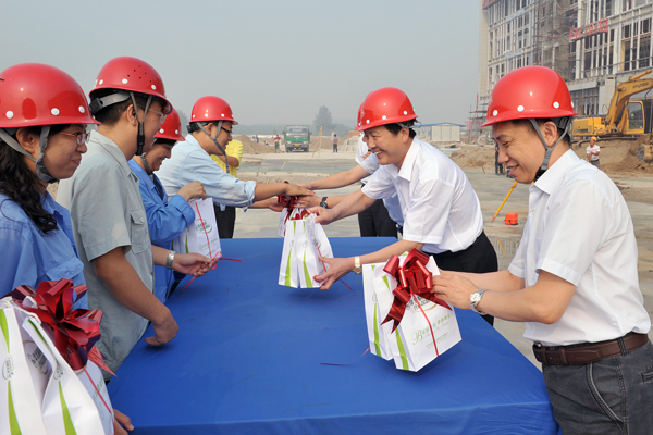 mg冰球突破领导慰问新项目建设人员