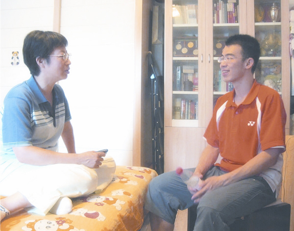 母爱创造的奇迹——mg冰球突破职工赵红和儿子的故事