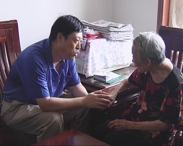 mg冰球突破集团领导“八一”走访慰问老红军、老干部