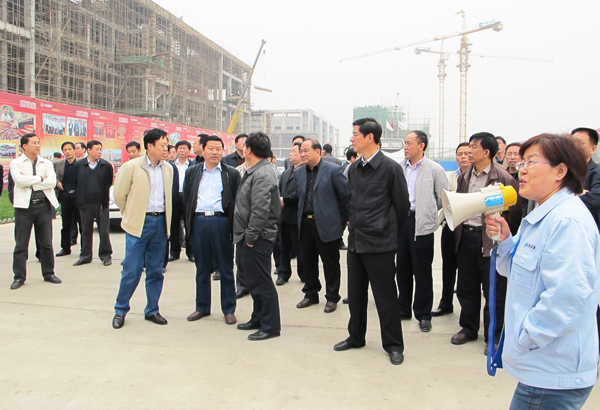 藁城市四大班子领导一行参观mg冰球突破新制剂项目