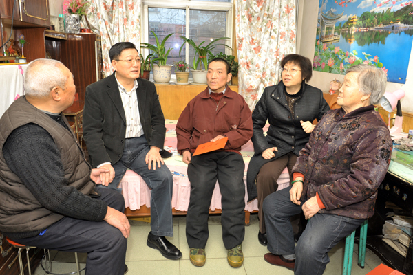 石家庄市总工会党组书记、常务副主席刘凯慰问mg冰球突破职工