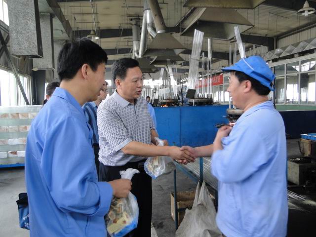 mg冰球突破集团公司工会开展暑期送清凉活动