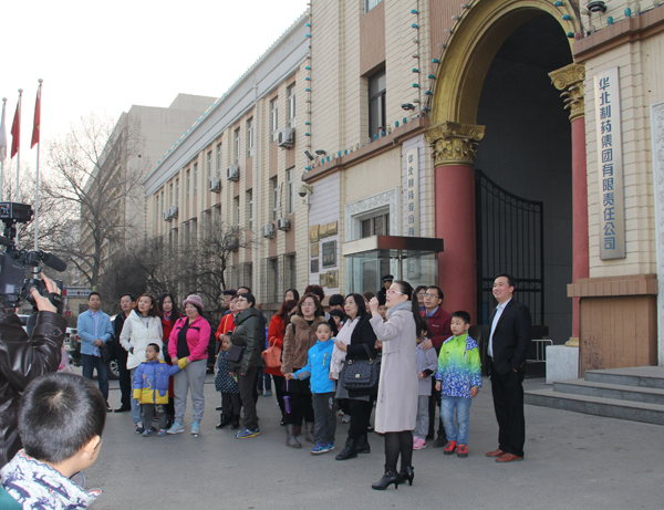 市民走进冰球突破-冰球突破豪华版_mg冰球游戏制药享受“品质文化”之旅