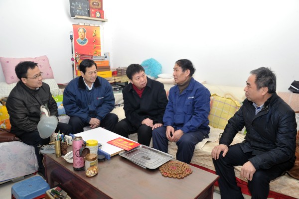 冀中能源集团领导刘万义慰问mg冰球突破集团困难党员和困难职工