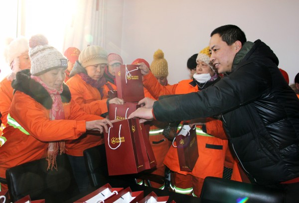 冰球突破-冰球突破豪华版_mg冰球游戏制药为环卫工人赠送爱心礼包