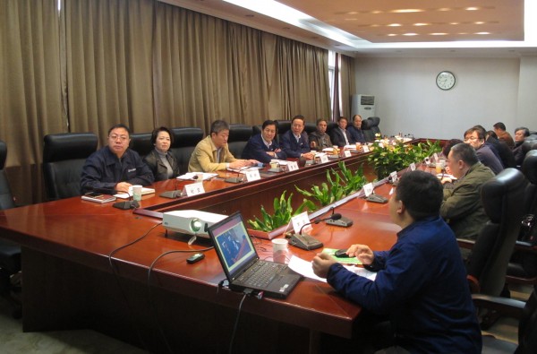 mg冰球突破集团公司召开中心组学习会