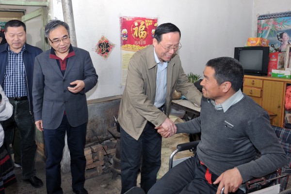 mg冰球突破领导心系驻村工作 慰问贫困百姓