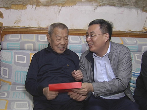 省国资委党委组织部部长刘慧昌一行慰问mg冰球突破离休老党员